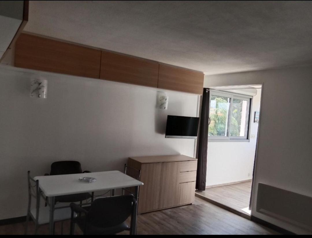 Frejus-plage Et Centre-ville, 28 M2, Accueil 4 Personnes, Francais, English Spoken